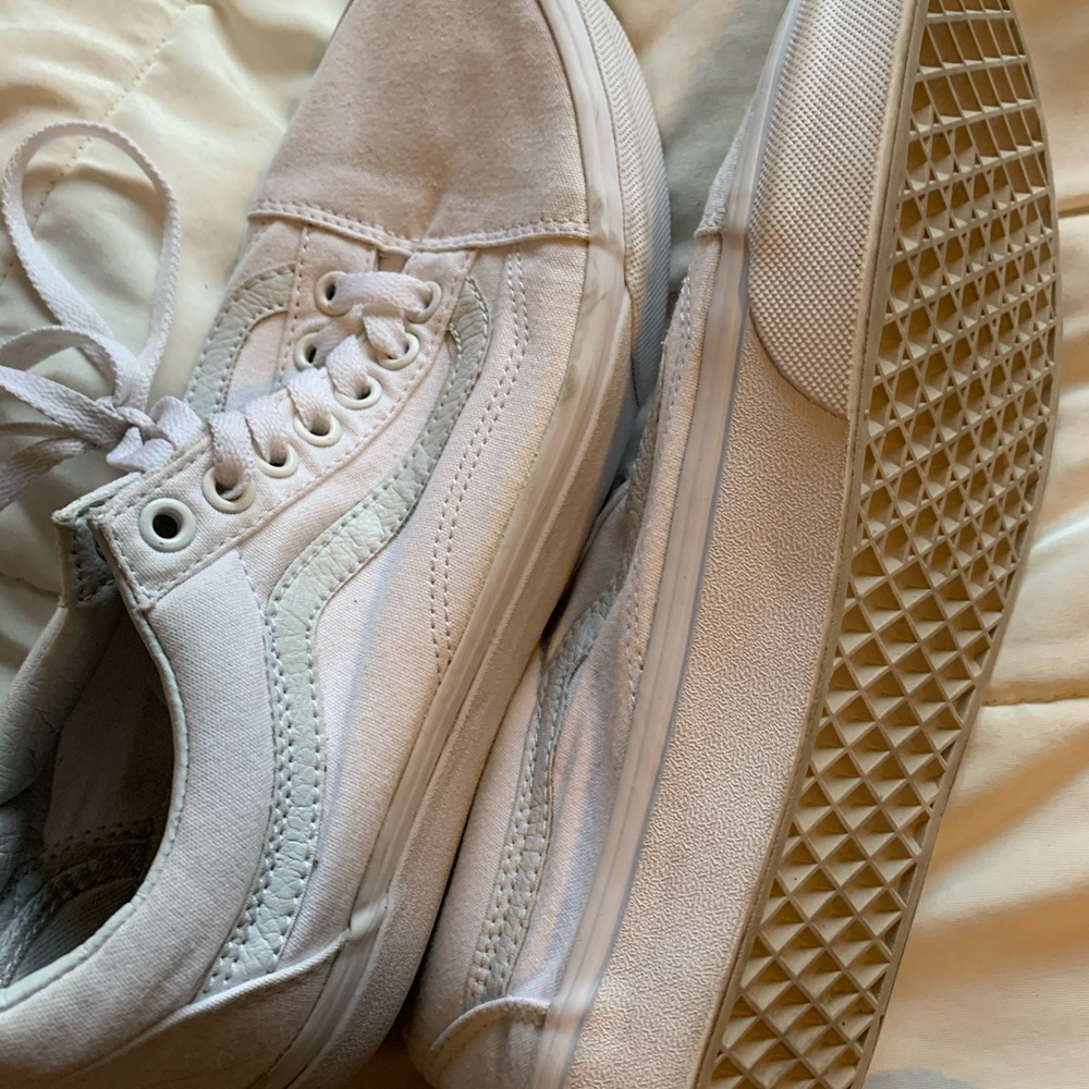 white classic vans🤍